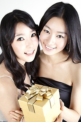 포토 JPG 스튜디오촬영 모델 라이프스타일 드레스 원피스 여자 리본 포즈 선물 미소 웃음 들기 사람 동양인 상반신 두명 장식 친구 선물상자 쇼핑 상자 한국인 즐거움 여자만 국내포토 옷 감정 관계 모션 실내 표정 인종 생활 파일형식