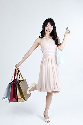 포토 JPG 스튜디오촬영 전신 모델 라이프스타일 드레스 원피스 여자 포즈 가방 한명 미소 웃음 들기 누끼 사람 동양인 20대 성인 스마트폰 쇼핑 쇼핑백 한국인 즐거움 여자만 여자한명만 성인여자만 청년만 청년여자만 성인한명만 청년여자한명만 성인여자한명만 성인만 국내포토 1 잡화 옷 감정 모션 실내 표정 인종 청년 생활 핸드폰 스마트기기 파일형식