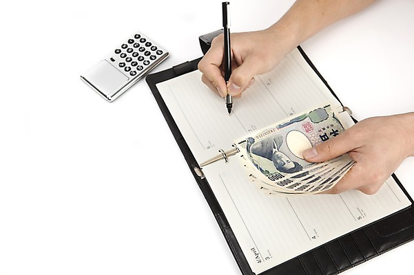 포토 JPG 스튜디오촬영 손 지폐 돈 비즈니스 실내 손짓 신체부위 금융 경제 필기구 펜 다이어리 사무용품 계산기 기록 계산 엔 오브젝트 회계 일본지폐 국내포토 모션 문구용품 사람 내부 장비 재산 파일형식