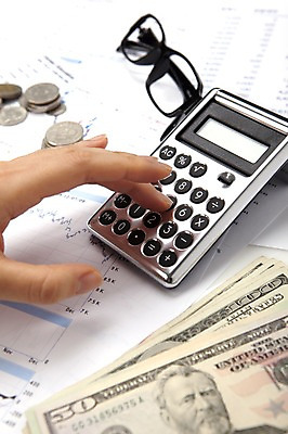 포토 JPG 스튜디오촬영 문자 손 기호 종이 안경 지폐 돈 비즈니스 그래프 실내 손짓 신체부위 금융 경제 달러 사무용품 동전 계산기 계산 누름 오브젝트 문서 회계 국내포토 잡화 모션 문구용품 사람 내부 장비 재산 파일형식