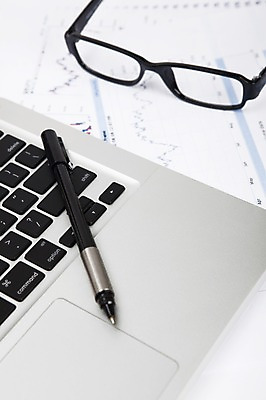 포토 JPG 스튜디오촬영 문자 기호 종이 안경 비즈니스 그래프 문구용품 실내 사람없음 노트북 컴퓨터 필기구 펜 볼펜 사무용품 키보드 오브젝트 문서 국내포토 잡화 내부 전자제품 파일형식