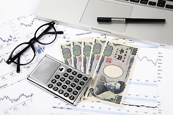 포토 JPG 스튜디오촬영 문자 기호 종이 안경 지폐 돈 비즈니스 그래프 실내 사람없음 금융 경제 노트북 컴퓨터 필기구 펜 사무용품 계산기 키보드 엔 오브젝트 문서 회계 일본지폐 국내포토 잡화 문구용품 내부 전자제품 장비 재산 파일형식