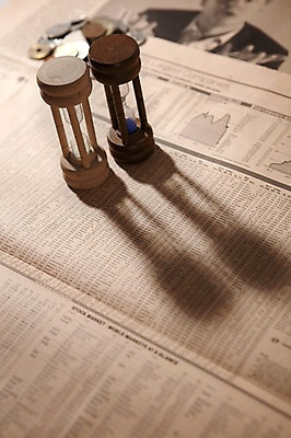 포토 JPG 스튜디오촬영 문자 기호 생활용품 돈 비즈니스 그래프 실내 그림자 사람없음 금융 경제 사무용품 동전 시간 신문 모래시계 오브젝트 국내포토 모래 시계 문구용품 내부 간행물 뉴스 재산 파일형식