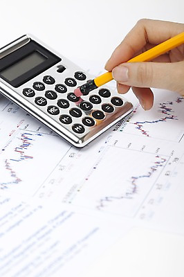 포토 JPG 스튜디오촬영 문자 손 기호 종이 비즈니스 그래프 실내 손짓 신체부위 금융 경제 사무용품 계산기 계산 누름 오브젝트 문서 국내포토 모션 문구용품 사람 내부 장비 파일형식