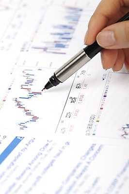 포토 JPG 스튜디오촬영 문자 손 기호 종이 비즈니스 그래프 실내 손짓 근접촬영 아웃포커스 신체부위 금융 경제 필기구 펜 사무용품 기록 오브젝트 문서 국내포토 뷰포인트 모션 문구용품 촬영기법 사람 내부 파일형식