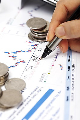 포토 JPG 스튜디오촬영 문자 손 기호 종이 돈 비즈니스 그래프 실내 손짓 근접촬영 아웃포커스 신체부위 금융 경제 필기구 펜 사무용품 동전 기록 메모지 원형 오브젝트 문서 국내포토 도형 뷰포인트 모션 문구용품 촬영기법 사람 내부 재산 파일형식