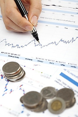 포토 JPG 스튜디오촬영 문자 손 기호 종이 돈 비즈니스 그래프 실내 손짓 근접촬영 아웃포커스 신체부위 금융 경제 필기구 펜 사무용품 동전 기록 메모지 오브젝트 문서 국내포토 뷰포인트 모션 문구용품 촬영기법 사람 내부 재산 파일형식