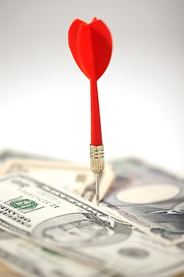 포토 JPG 스튜디오촬영 생활용품 지폐 돈 비즈니스 실내 사람없음 아웃포커스 금융 경제 놀이용품 달러 사무용품 다트 오브젝트 다트핀 국내포토 문구용품 촬영기법 내부 게임 재산 파일형식