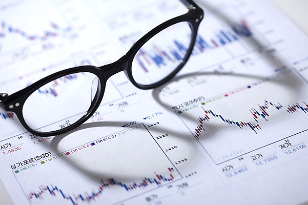 포토 JPG 스튜디오촬영 문자 기호 잡화 종이 안경 비즈니스 그래프 실내 그림자 사람없음 아웃포커스 금융 경제 사무용품 주식 오브젝트 문서 환율 국내포토 문구용품 촬영기법 내부 파일형식