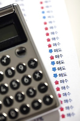 포토 JPG 스튜디오촬영 화살표 종이 비즈니스 실내 사람없음 아웃포커스 금융 경제 사무용품 계산기 구매 주식 오브젝트 문서 매도 국내포토 문구용품 촬영기법 내부 쇼핑 장비 파일형식