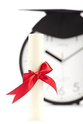 포토 JPG 스튜디오촬영 모자 교육 리본 시계 학사모 졸업 새출발 새로움 실내 사람없음 아웃포커스 장식 졸업장 벽시계 오브젝트 시작 국내포토 모자_잡화 잡화 컨셉 촬영기법 내부 출발 파일형식