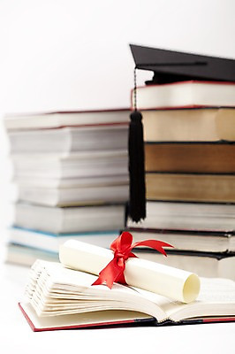 포토 JPG 스튜디오촬영 모자 교육 리본 학사모 졸업 새출발 새로움 실내 사람없음 아웃포커스 장식 간행물 책 졸업장 오브젝트 시작 국내포토 모자_잡화 잡화 컨셉 촬영기법 내부 출발 파일형식