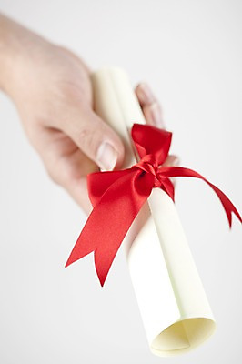 포토 JPG 스튜디오촬영 손 교육 리본 졸업 새출발 새로움 실내 근접촬영 아웃포커스 신체부위 장식 졸업장 오브젝트 시작 국내포토 뷰포인트 컨셉 촬영기법 사람 내부 출발 파일형식