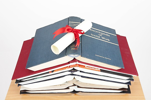 포토 JPG 스튜디오촬영 교육 리본 졸업 새출발 새로움 실내 사람없음 장식 간행물 책 쌓기 졸업장 책상 오브젝트 시작 국내포토 가구 컨셉 모션 내부 출발 파일형식