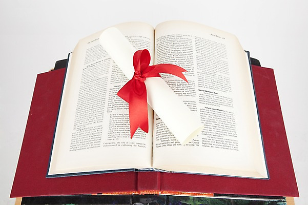 포토 JPG 스튜디오촬영 교육 리본 졸업 새출발 새로움 실내 사람없음 장식 간행물 책 쌓기 펼침 졸업장 오브젝트 시작 국내포토 컨셉 모션 내부 출발 파일형식