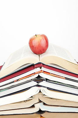 포토 JPG 스튜디오촬영 교육 과일 졸업 새출발 새로움 실내 사람없음 간행물 책 쌓기 펼침 사과 오브젝트 시작 국내포토 컨셉 모션 내부 출발 파일형식