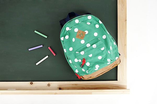 포토 JPG 스튜디오촬영 잡화 교육 가방 졸업 문구용품 새출발 새로움 책가방 실내 사람없음 칠판 오브젝트 시작 분필 국내포토 컨셉 내부 출발 초크 파일형식