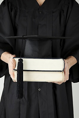 포토 JPG 스튜디오촬영 모자 손 교육 학사모 졸업 새출발 새로움 실내 들기 사람 신체부위 책 졸업가운 오브젝트 시작 국내포토 모자_잡화 잡화 컨셉 모션 내부 가운 출발 파일형식