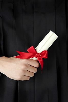 포토 JPG 스튜디오촬영 손 교육 리본 졸업 새출발 새로움 실내 들기 신체부위 장식 졸업가운 졸업장 오브젝트 시작 국내포토 컨셉 모션 사람 내부 가운 출발 파일형식