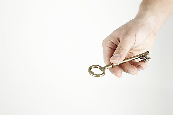 포토 JPG 스튜디오촬영 손 백그라운드 열쇠 새출발 새로움 실내 들기 신체부위 공백 오브젝트 시작 보안장치 국내포토 컨셉 모션 사람 내부 장비 출발 보안 파일형식