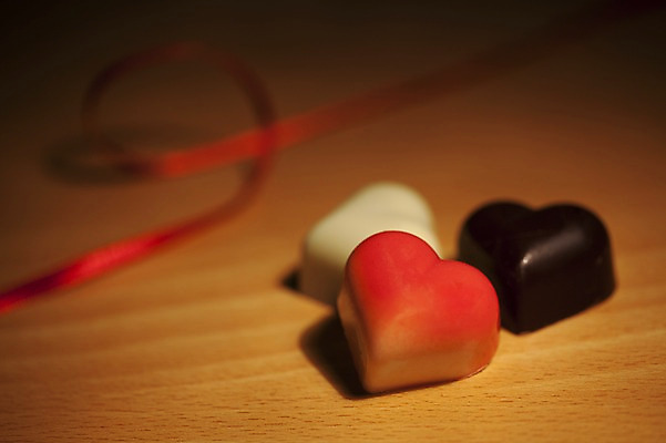 포토 JPG 스튜디오촬영 기념일 리본 음식 백그라운드 디저트 실내 발렌타인데이 그림자 이벤트 근접촬영 사람없음 목재 아웃포커스 장식 가로 초콜릿 공백 하트 끈 세개 나무바닥 국내포토 모양 나무 뷰포인트 재료 데이이벤트 바닥 촬영기법 3 내부 파일형식