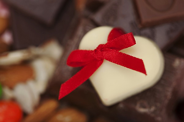 포토 JPG 스튜디오촬영 기념일 리본 음식 백그라운드 디저트 실내 발렌타인데이 이벤트 근접촬영 사람없음 아웃포커스 장식 가로 하이앵글 초콜릿 여러개 하트 국내포토 모양 뷰포인트 다수 데이이벤트 촬영기법 내부 파일형식