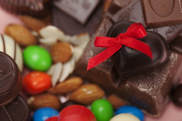 포토 JPG 스튜디오촬영 기념일 리본 음식 백그라운드 디저트 실내 발렌타인데이 이벤트 근접촬영 사람없음 아웃포커스 장식 가로 하이앵글 초콜릿 여러개 견과류 하트 아몬드 초코볼 국내포토 모양 뷰포인트 다수 데이이벤트 촬영기법 내부 파일형식