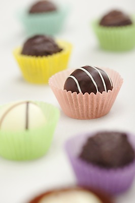 포토 JPG 스튜디오촬영 기념일 음식 백그라운드 디저트 실내 발렌타인데이 이벤트 근접촬영 사람없음 아웃포커스 장식 세로 초콜릿 여러개 포장지 국내포토 뷰포인트 다수 포장 데이이벤트 촬영기법 내부 파일형식