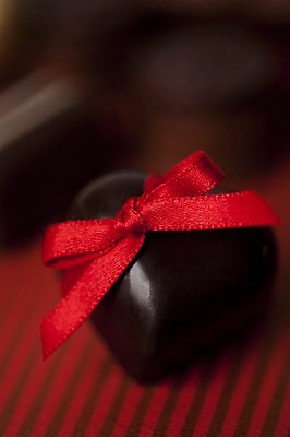 포토 JPG 스튜디오촬영 기념일 리본 음식 백그라운드 무늬 패턴 디저트 실내 발렌타인데이 이벤트 근접촬영 사람없음 아웃포커스 장식 세로 초콜릿 줄무늬 하트 국내포토 모양 뷰포인트 데이이벤트 촬영기법 내부 파일형식