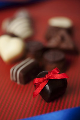 포토 JPG 스튜디오촬영 기념일 리본 음식 백그라운드 무늬 패턴 디저트 실내 발렌타인데이 이벤트 근접촬영 사람없음 아웃포커스 장식 세로 초콜릿 여러개 줄무늬 하트 국내포토 모양 뷰포인트 다수 데이이벤트 촬영기법 내부 파일형식