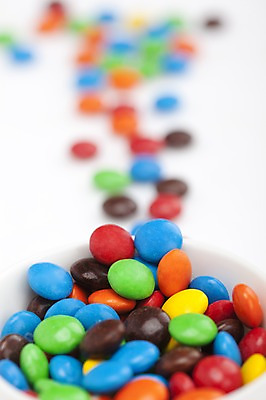 포토 JPG 스튜디오촬영 그릇 기념일 음식 백그라운드 디저트 실내 발렌타인데이 이벤트 근접촬영 사람없음 아웃포커스 장식 세로 컬러풀 초콜릿 여러개 초코볼 믹싱볼 국내포토 식기 뷰포인트 컬러 다수 데이이벤트 촬영기법 내부 파일형식