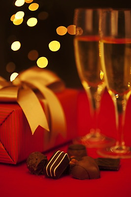 포토 JPG 스튜디오촬영 기념일 리본 음식 백그라운드 와인잔 디저트 조명 실내 발렌타인데이 선물 이벤트 사람없음 아웃포커스 장식 세로 선물상자 상자 와인 초콜릿 여러개 하트 샴페인 화이트와인 샴페인잔 보케 국내포토 모양 다수 술잔 데이이벤트 주류 촬영기법 내부 파일형식