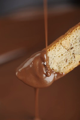 포토 JPG 스튜디오촬영 기념일 음식 빵 백그라운드 디저트 실내 발렌타인데이 이벤트 근접촬영 사람없음 장식 세로 초콜릿 초코시럽 퐁듀 국내포토 뷰포인트 데이이벤트 내부 시럽 파일형식