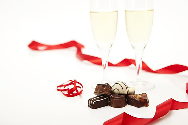 포토 JPG 스튜디오촬영 기념일 리본 음식 백그라운드 와인잔 디저트 실내 발렌타인데이 이벤트 사람없음 아웃포커스 장식 가로 와인 초콜릿 여러개 끈 샴페인 화이트와인 샴페인잔 국내포토 다수 술잔 데이이벤트 주류 촬영기법 내부 파일형식