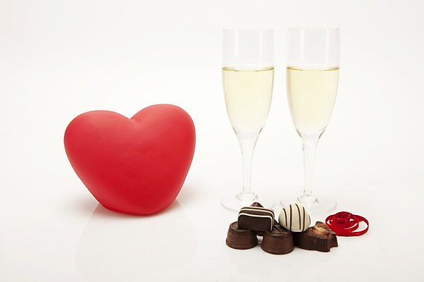 포토 JPG 스튜디오촬영 기념일 리본 음식 백그라운드 와인잔 디저트 실내 발렌타인데이 이벤트 사람없음 장식 가로 와인 초콜릿 여러개 하트 끈 샴페인 화이트와인 샴페인잔 국내포토 모양 다수 술잔 데이이벤트 주류 내부 파일형식