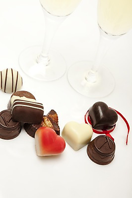 포토 JPG 스튜디오촬영 기념일 리본 음식 백그라운드 와인잔 디저트 실내 발렌타인데이 이벤트 사람없음 장식 세로 하이앵글 와인 초콜릿 여러개 하트 끈 샴페인 화이트와인 샴페인잔 국내포토 모양 뷰포인트 다수 술잔 데이이벤트 주류 내부 파일형식