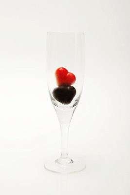 포토 JPG 스튜디오촬영 기념일 음식 백그라운드 와인잔 디저트 잔 실내 발렌타인데이 누끼 이벤트 사람없음 장식 세로 초콜릿 두개 하트 투명 샴페인잔 국내포토 모양 식기 2 술잔 데이이벤트 내부 파일형식