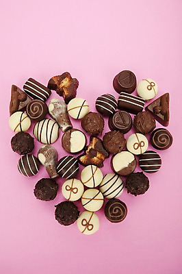 포토 JPG 스튜디오촬영 기념일 음식 백그라운드 디저트 실내 발렌타인데이 이벤트 사람없음 장식 세로 초콜릿 여러개 하트 국내포토 모양 다수 데이이벤트 내부 파일형식