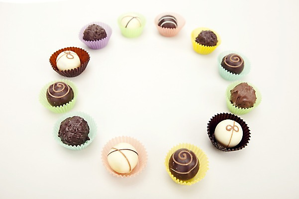 포토 JPG 스튜디오촬영 기념일 음식 백그라운드 디저트 프레임 실내 발렌타인데이 틀 누끼 이벤트 사람없음 장식 가로 초콜릿 여러개 공백 원형 포장지 국내포토 도형 다수 포장 데이이벤트 내부 파일형식