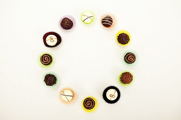 포토 JPG 스튜디오촬영 기념일 음식 백그라운드 디저트 프레임 실내 발렌타인데이 틀 누끼 이벤트 사람없음 장식 가로 초콜릿 여러개 공백 원형 포장지 국내포토 도형 다수 포장 데이이벤트 내부 파일형식