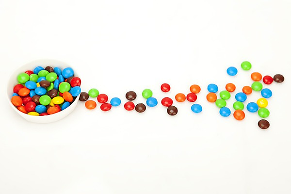 포토 JPG 스튜디오촬영 그릇 기념일 음식 백그라운드 디저트 실내 발렌타인데이 누끼 이벤트 사람없음 장식 가로 컬러풀 초콜릿 여러개 공백 초코볼 믹싱볼 국내포토 식기 컬러 다수 데이이벤트 내부 파일형식