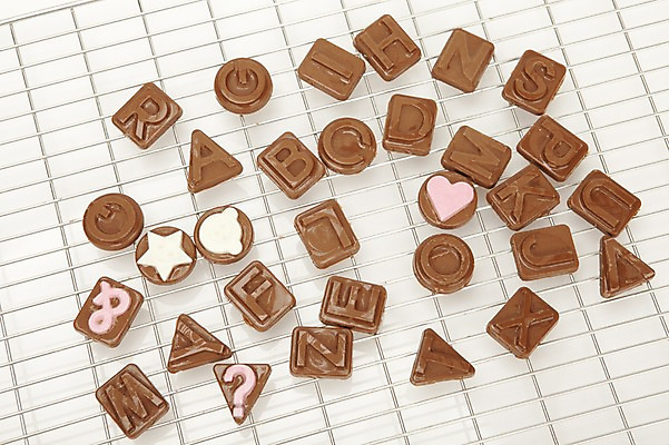 포토 JPG 스튜디오촬영 문자 알파벳 영어 기념일 별 음식 백그라운드 디저트 실내 발렌타인데이 이벤트 사람없음 장식 가로 하이앵글 초콜릿 여러개 물음표 하트 철망 쇠망 국내포토 자연요소 모양 기호 뷰포인트 다수 데이이벤트 내부 파일형식