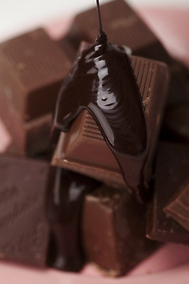 포토 JPG 스튜디오촬영 기념일 음식 컬러 백그라운드 디저트 실내 발렌타인데이 이벤트 근접촬영 사람없음 아웃포커스 장식 세로 갈색 초콜릿 여러개 초코시럽 국내포토 뷰포인트 다수 데이이벤트 촬영기법 내부 시럽 파일형식