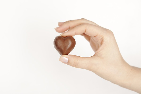 포토 JPG 스튜디오촬영 손 기념일 백그라운드 디저트 실내 발렌타인데이 들기 누끼 이벤트 신체부위 장식 가로 한개 초콜릿 하트 국내포토 모양 1 음식 모션 데이이벤트 사람 내부 파일형식