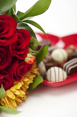 포토 JPG 스튜디오촬영 그릇 접시 기념일 꽃 음식 꽃다발 백그라운드 디저트 국화 실내 발렌타인데이 이벤트 사람없음 아웃포커스 장식 세로 장미 초콜릿 여러개 국내포토 식물 식기 다수 데이이벤트 촬영기법 내부 파일형식