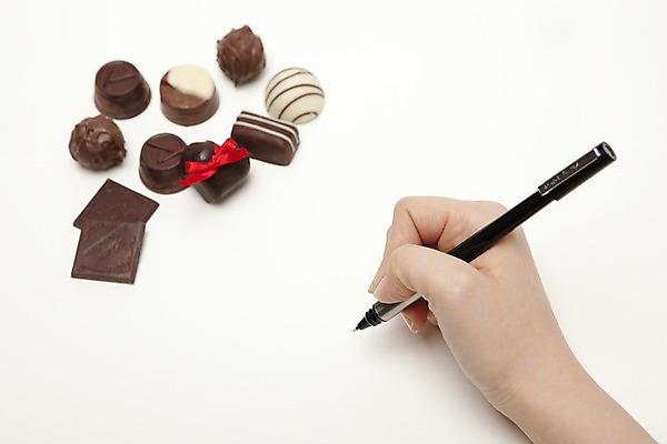 포토 JPG 스튜디오촬영 문자 손 기념일 리본 백그라운드 디저트 실내 발렌타인데이 이벤트 신체부위 장식 가로 필기구 펜 초콜릿 여러개 공백 하트 기록 편지 국내포토 카드프레임 모양 음식 다수 데이이벤트 문구용품 프레임 사람 내부 파일형식