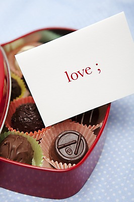 포토 JPG 스튜디오촬영 기념일 음식 백그라운드 무늬 패턴 디저트 실내 발렌타인데이 사랑 이벤트 사람없음 아웃포커스 장식 세로 초콜릿 물방울무늬 하트 포장지 국내포토 카드프레임 모양 감정 포장 데이이벤트 프레임 촬영기법 내부 파일형식