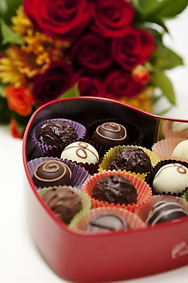 포토 JPG 스튜디오촬영 기념일 꽃 음식 꽃다발 백그라운드 디저트 국화 실내 발렌타인데이 이벤트 사람없음 아웃포커스 장식 세로 장미 초콜릿 여러개 하트 포장지 국내포토 모양 식물 다수 포장 데이이벤트 촬영기법 내부 파일형식