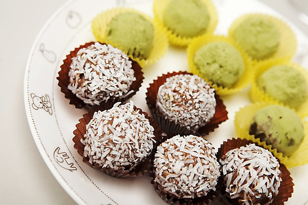 포토 JPG 스튜디오촬영 그릇 접시 기념일 음식 백그라운드 디저트 실내 발렌타인데이 이벤트 근접촬영 사람없음 아웃포커스 장식 가로 초콜릿 여러개 포장지 국내포토 식기 뷰포인트 다수 포장 데이이벤트 촬영기법 내부 파일형식