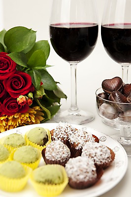 포토 JPG 스튜디오촬영 그릇 접시 기념일 꽃 음식 꽃다발 백그라운드 와인잔 디저트 국화 실내 발렌타인데이 이벤트 사람없음 장식 세로 장미 와인 초콜릿 여러개 하트 포장지 국내포토 모양 식물 식기 다수 술잔 포장 데이이벤트 주류 내부 파일형식